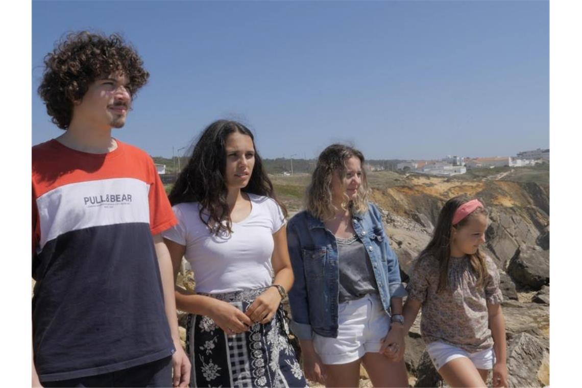Martim (l-r), Catarina, Claudia und Mariana stehen an einer Klippe. Sechs Kinder und Jugendliche aus Portugal haben mit einer außergewöhnlichen Klimaklage gegen Deutschland und 32 weitere Länder eine wichtige Hürde genomme. Foto: GLAN/dpa