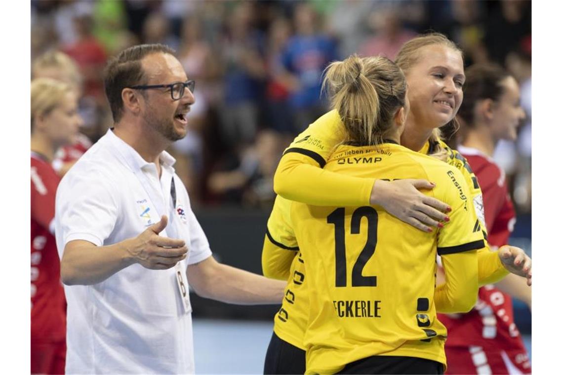 Martin Albertsen freut sich mit den Torhüterinnen Dinah Eckerleund und Valentyna Salamakha nach dem Gewinn des Supercups. Foto: Thomas Kienzle/dpa/Archivbild