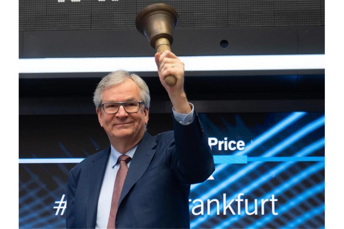 Daimler-Truck-Chef: Rückzug aus Russlandgeschäft Martin Daum, Vorstandsvorsitzender der Daimler Truck AG, läutet während des Börsengangs des Nutzfahrzeughersteller Daimler Truck die Börsenglocke. Foto: Sebastian Gollnow/dpa/Archivbild