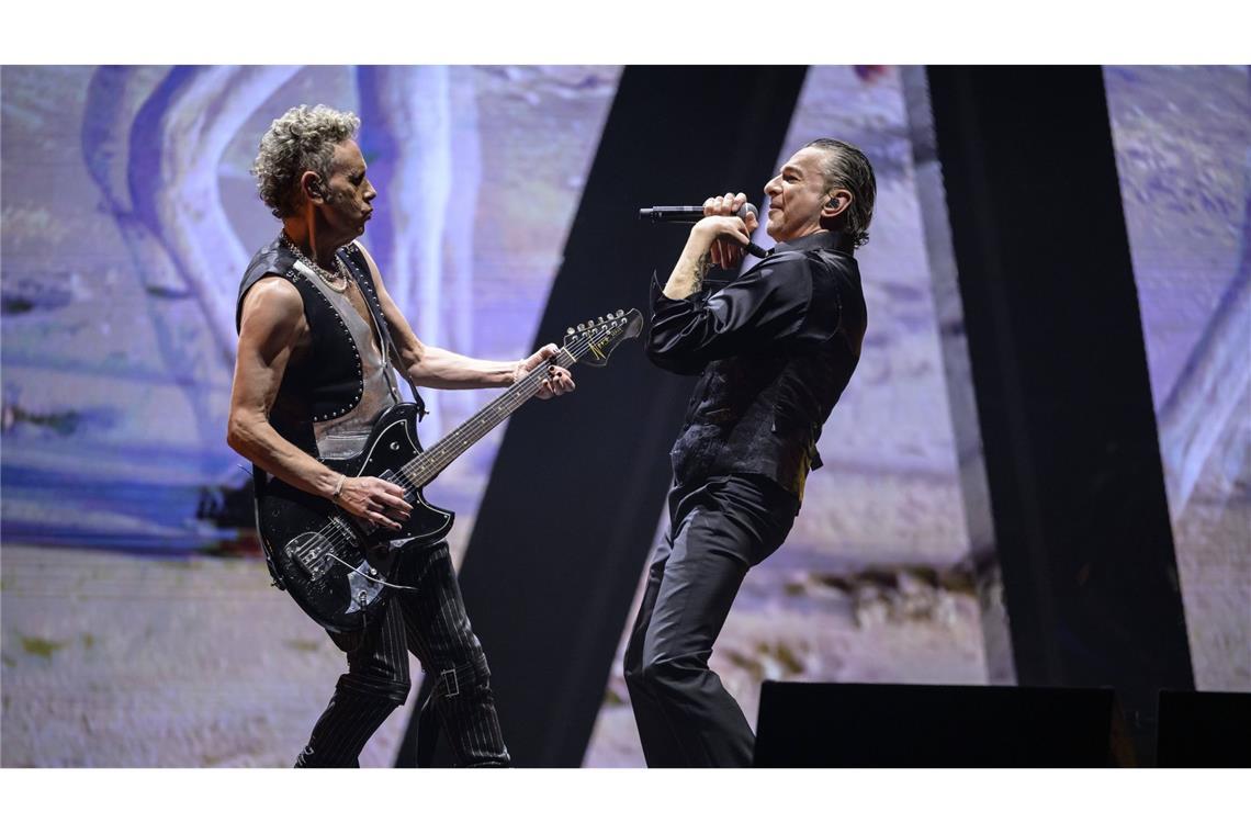 Martin Gore (links) und Dave Gahan während eines Auftritts auf der Memento-Mori-Tour.