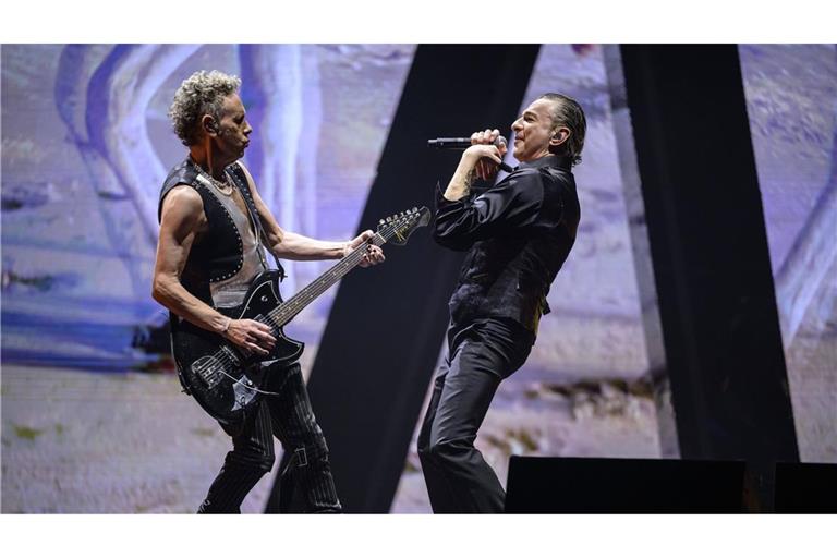 Martin Gore (links) und Dave Gahan während eines Auftritts auf der Memento-Mori-Tour.
