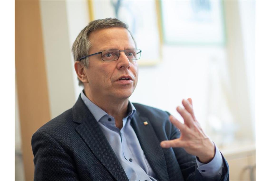 Martin Gross, Landesbezirksleiter der Gewerkschaft Verdi in Baden-Württemberg, spricht. Foto: Sebastian Gollnow/dpa/Archivbild