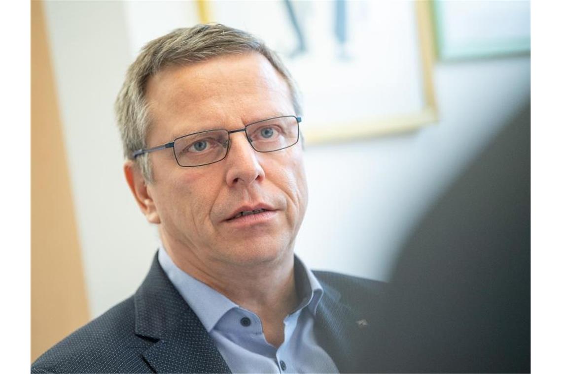 Kritik an Ende von Bezahlung bei Verdienstausfällen Martin Gross spricht. Foto: Sebastian Gollnow/dpa/Archivbild
