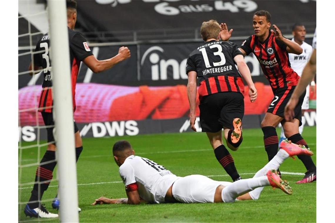 Vierter Schalke-Abstieg perfekt - Bayern meisterlich Martin Hinteregger (Nr. 13) legte den Grundstein zum Frankfurter Heimsieg gegen Augsburg. Foto: Arne Dedert/dpa