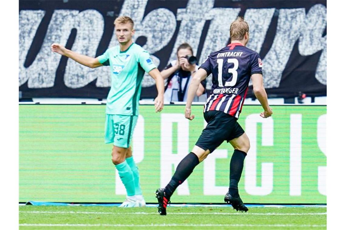 Martin Hinteregger (r) erzielte den zweitschnellsten Treffer der Eintracht-Geschichte. Foto: Uwe Anspach