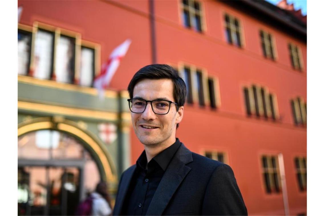 Martin Horn (parteilos), Oberbürgermeister von Freiburg, steht in der Innenstadt vor dem Rathaus. Foto: Patrick Seeger/Archivbild