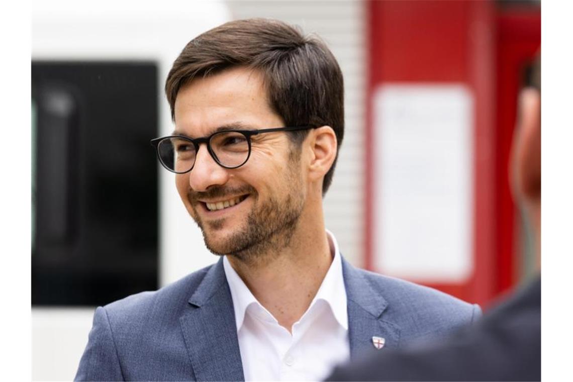 Städtetag: Klimaschutz ist Herausforderung Martin Horn (parteilos), Oberbürgermeister von Freiburg, steht vor einem Haus. Foto: Philipp von Ditfurth/dpa/Archivbild