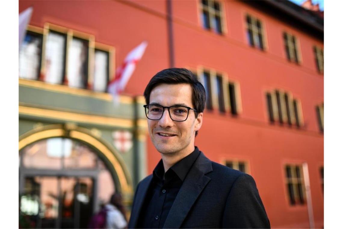 Martin Horn (parteilos), Oberbürgermeister von Freiburg, steht vor dem Rathaus. Foto: Patrick Seeger/Archivbild