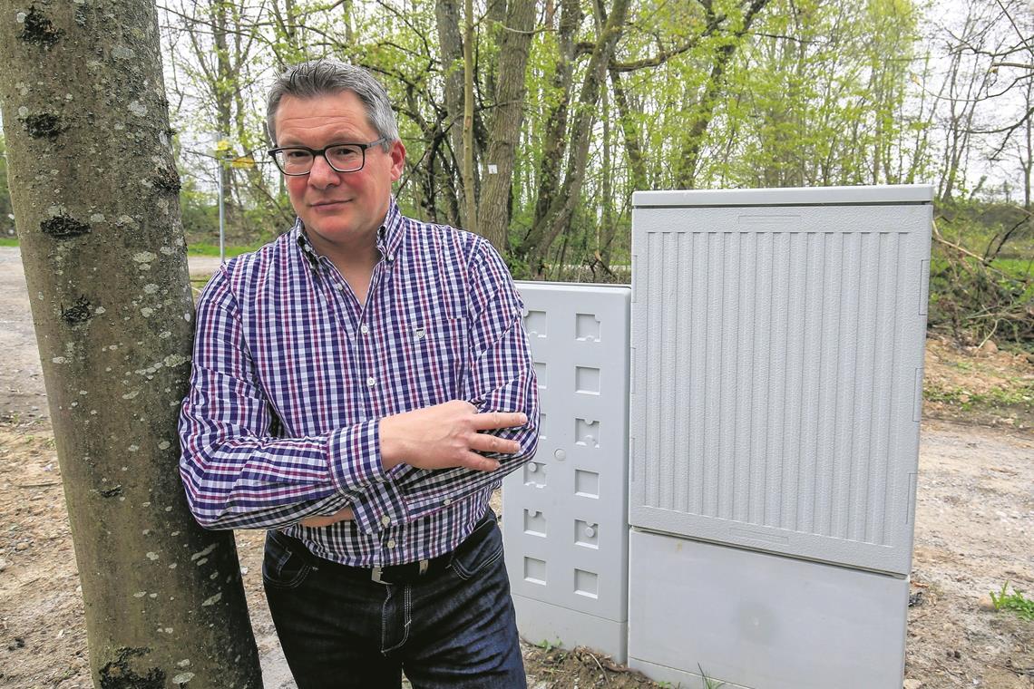 Jahrelanger Kampf um gute Verbindung Martin Jacobi aus Sinzenburg am Verteilerkasten in Neuwirtshaus: Ärger mit Internet- und Telefonanschluss hat er bereits seit Jahren. Foto: A. Becher