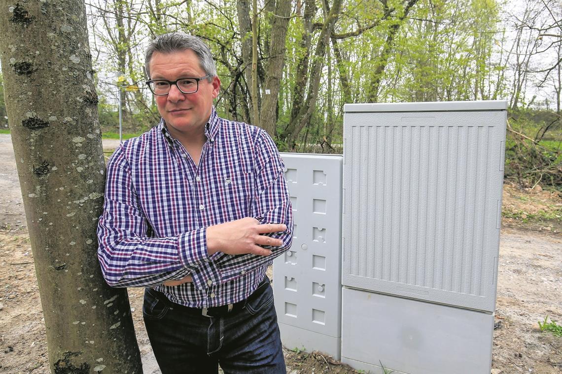 Martin Jacobi aus Sinzenburg am Verteilerkasten in Neuwirtshaus: Ärger mit Internet- und Telefonanschluss hat er bereits seit Jahren. Foto: A. Becher