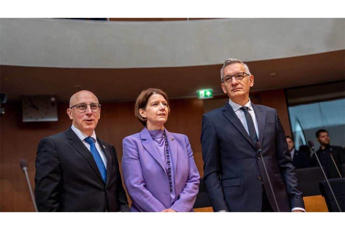 Martin Jäger (re. n- li.), Präsident des Bundesnachrichtendienstes BND, Martina Rosenberg, Präsidentin des Millitärischen Abschirmdienstes MAD, und Sinan Selen, Präsident des Bundesamtes für Verfassungsschutz BfV, stehen vor der öffentlichen Anhörung des Parlamentarischen Kontrollgremiums PKGr, dem Gremium für die Kontrolle der Arbeit der Geheimdienste im Deutscher Bundestag, nebeneinander. 