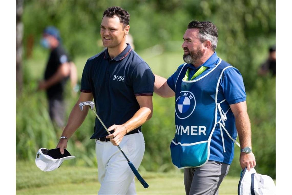 Martin Kaymer (l) freut sich mit seinem Caddie über seine Traumrunde. Foto: Sven Hoppe/dpa