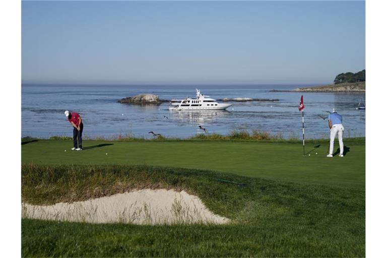 Martin Kaymer (l) und Dustin Johnson (r) trainieren in Pebble Beach für die US Open. Foto: Carolyn Kaster/AP