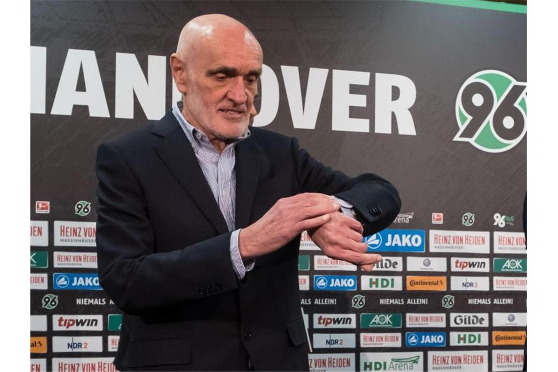 Martin Kind über VfB-Präsident: „Er hat eine Strategie“ Martin Kind, Ex-Präsident von Hannover 96, schaut während einer Pressekonferenz auf seine Uhr. Foto: Peter Steffen/Archivbild
