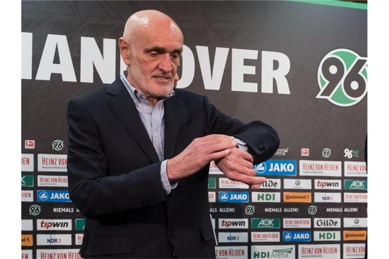 Martin Kind, Ex-Präsident von Hannover 96, schaut während einer Pressekonferenz auf seine Uhr. Foto: Peter Steffen/Archivbild