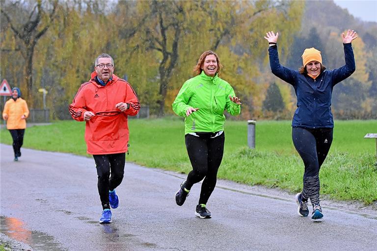 Martin Knödler, Stefanie Hägele und Steffi Wilbert-Simon (von links) lassen sich den Spaß vom Regen nicht nehmen. Foto: Tobias Sellmaier