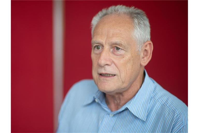 Martin Kunzmann, Vorsitzender des DGB Baden-Württemberg, spricht mit Journalisten. Foto: Marijan Murat/Archivbild
