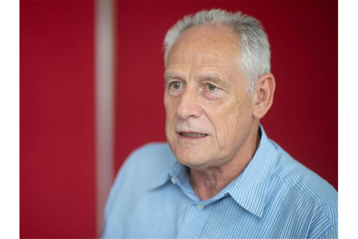 Martin Kunzmann, Vorsitzender des DGB Baden-Württemberg, spricht mit Journalisten. Foto: Marijan Murat/dpa/Archivbild