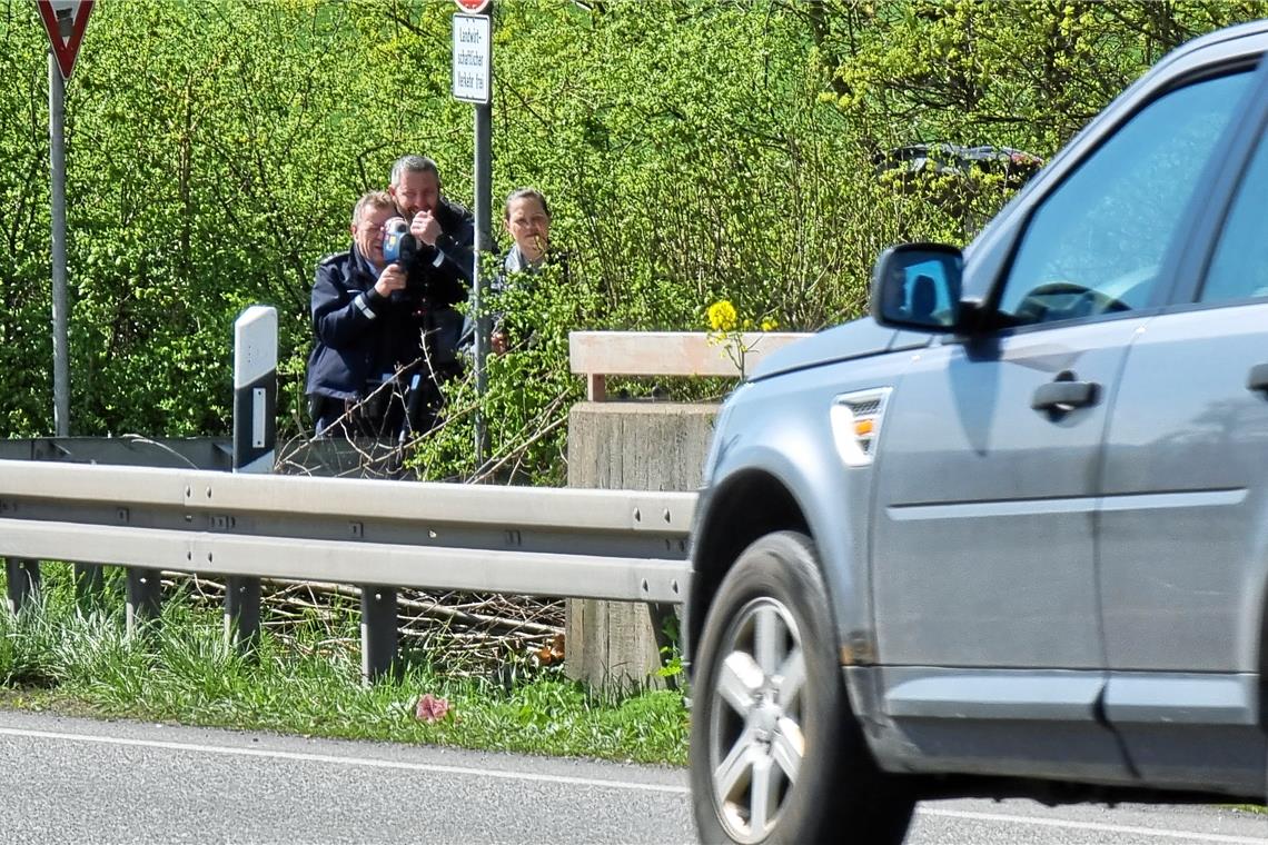 Mit 91 Sachen im 50er-Bereich der B14 Martin Müller (links) und seine Kollegin Ines Scheunemann (rechts) vom Polizeirevier Backnang, hier mit einem Mitarbeiter vom Rechts- und Ordnungsamt Backnang, messen mit ihrem Lasermessgerät das Tempo der Verkehrsteilnehmer auf der B14. Foto: Florian Muhl