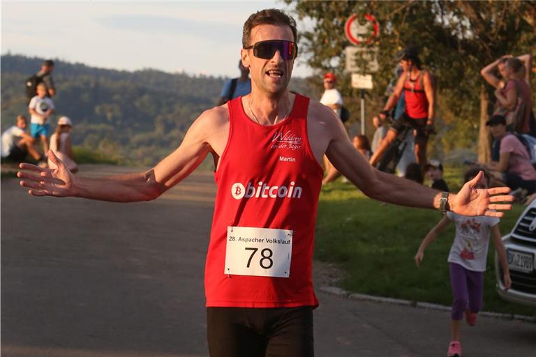 Martin Pfütze hat im Ziel rund eine halbe Minute Vorsprung. Foto: Bernd Strohmaier