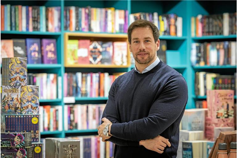 Martin Riethmüller sagt von sich, er sei unter dem Ladentisch aufgewachsen. Heute ist er für mehr als 60 Buchhandlungen in ganz Süddeutschland verantwortlich. In Backnang ist Osiander seit 2009 präsent. Nun zieht der Laden in die Grabenstraße. Foto: Alexander Becher