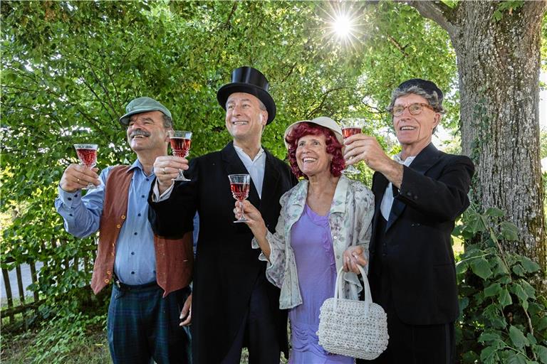 Martin Rimmele, Siegfried Mauthe, Gerlinde Meyer, Fritz Bareiß (von links) stoßen auf eine neue Ära in Rietenau an. Foto: Dietmar van der Linden