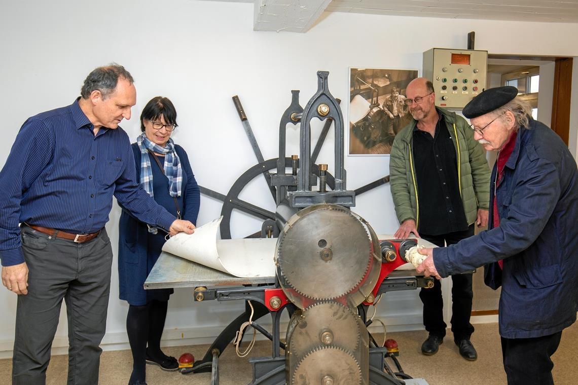 Neue Druckwerkstatt wird eingerichtet Martin Schick, Gabriele Frik-Heintschel, Ulrich Olpp und Roland Winkler (von links) begutachten die Presse von Hermann Heintschel in der Backnanger Jugendkunstschule. Foto: A. Becher