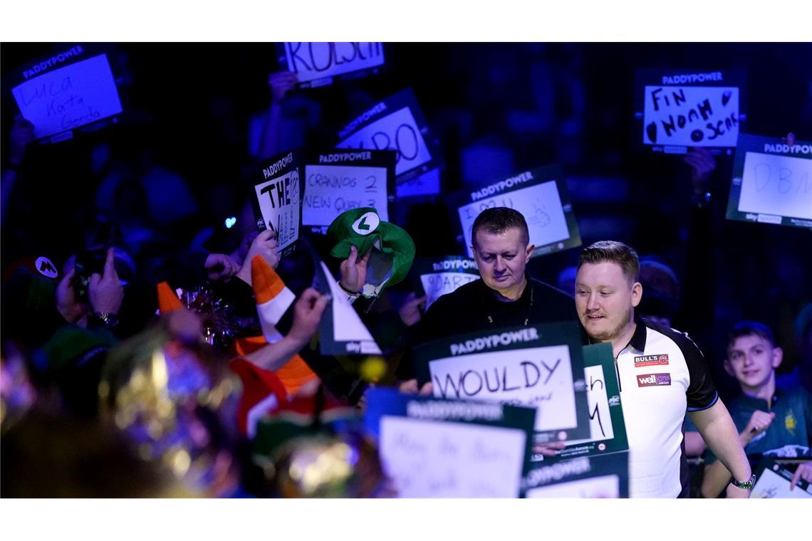 Ein Abziehbild: Schindlers Scheitern bei der Darts-WM Martin Schindler beim Walk-on im Alexandra Palace.