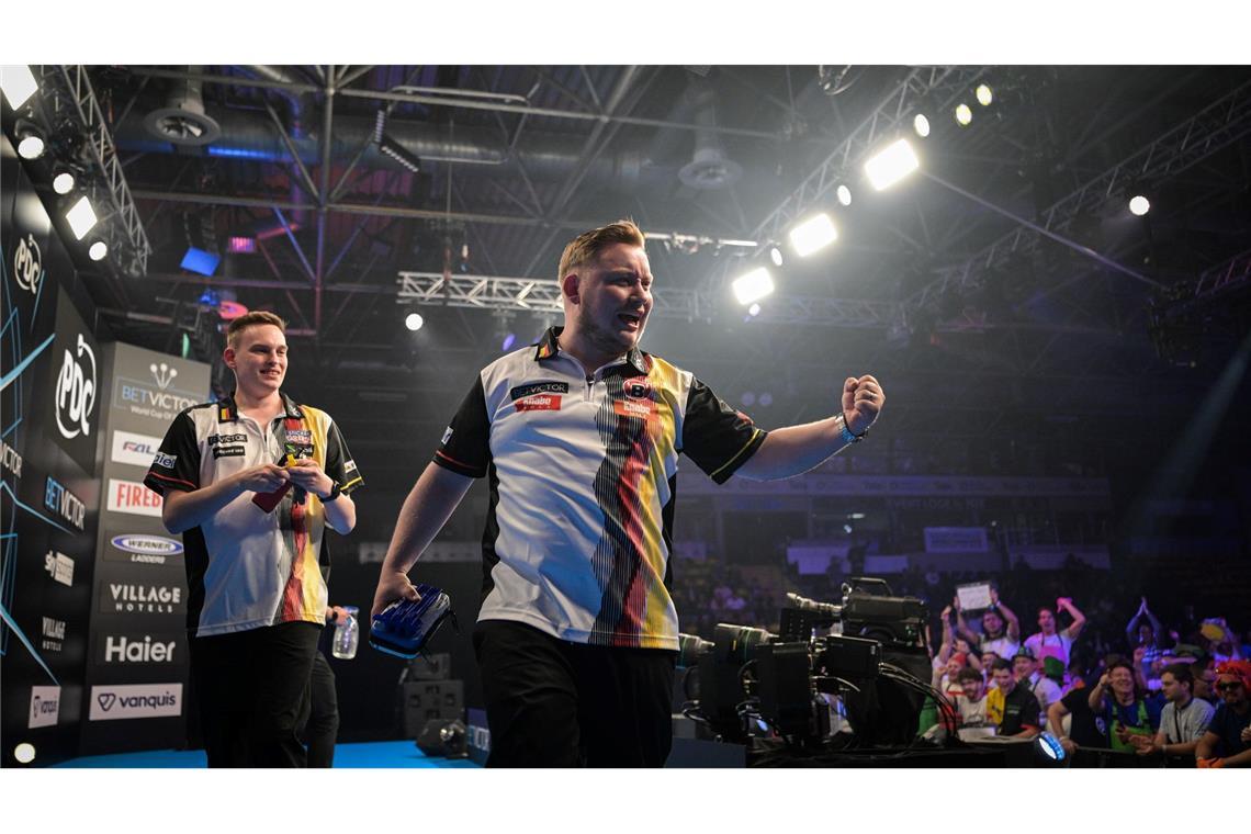 Martin Schindler (r) und Ricardo Pietreczko vom Team Deutschland bei der Darts Team-WM in Frankfurt.