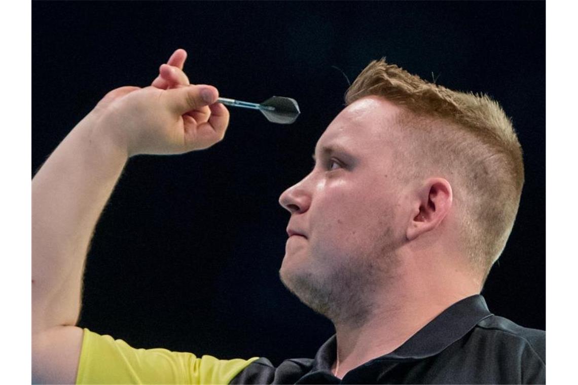 Martin Schindler trifft in der ersten Runde der Darts-WM auf Florian Hempel. Foto: Daniel Bockwoldt/dpa