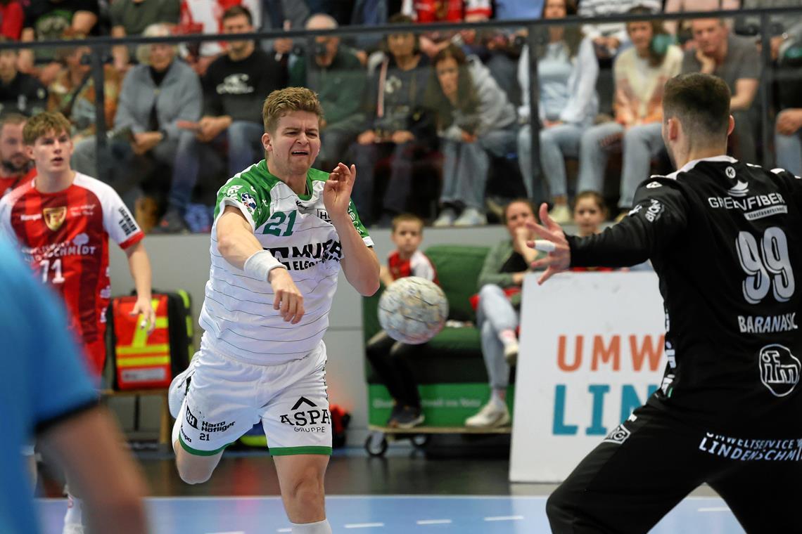 Martin Schmiedt im Duell mit Ferndorfs Keeper Filip Baranasic: Der HCOB-Spieler erzielt insgesamt vier Tore. Foto: Alexander Hornauer