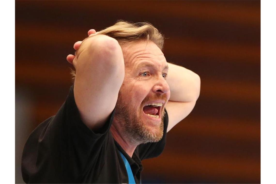 Schwalb als neuer Trainer der Rhein-Neckar Löwen vorgestellt Martin Schwalb, damals bei Hamburg, reagiert am Spielfeldrand. Foto: picture alliance/dpa/Archivbild