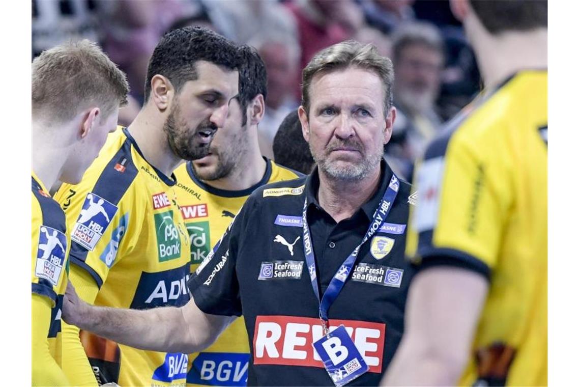 Löwen-Trainer Schwalb hofft auf Fortsetzung der Saison Martin Schwalb (M), Trainer der Rhein-Neckar Löwen, coacht sein Team. Foto: Axel Heimken/dpa/Archivbild
