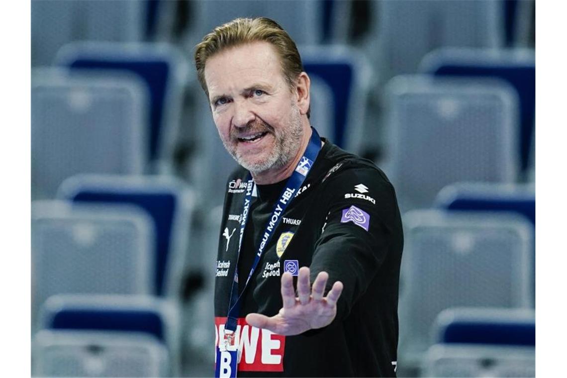 Martin Schwalb, Trainer der Rhein-Neckar Löwen, gestikuliert am Spielfeldrand. Foto: Uwe Anspach/dpa