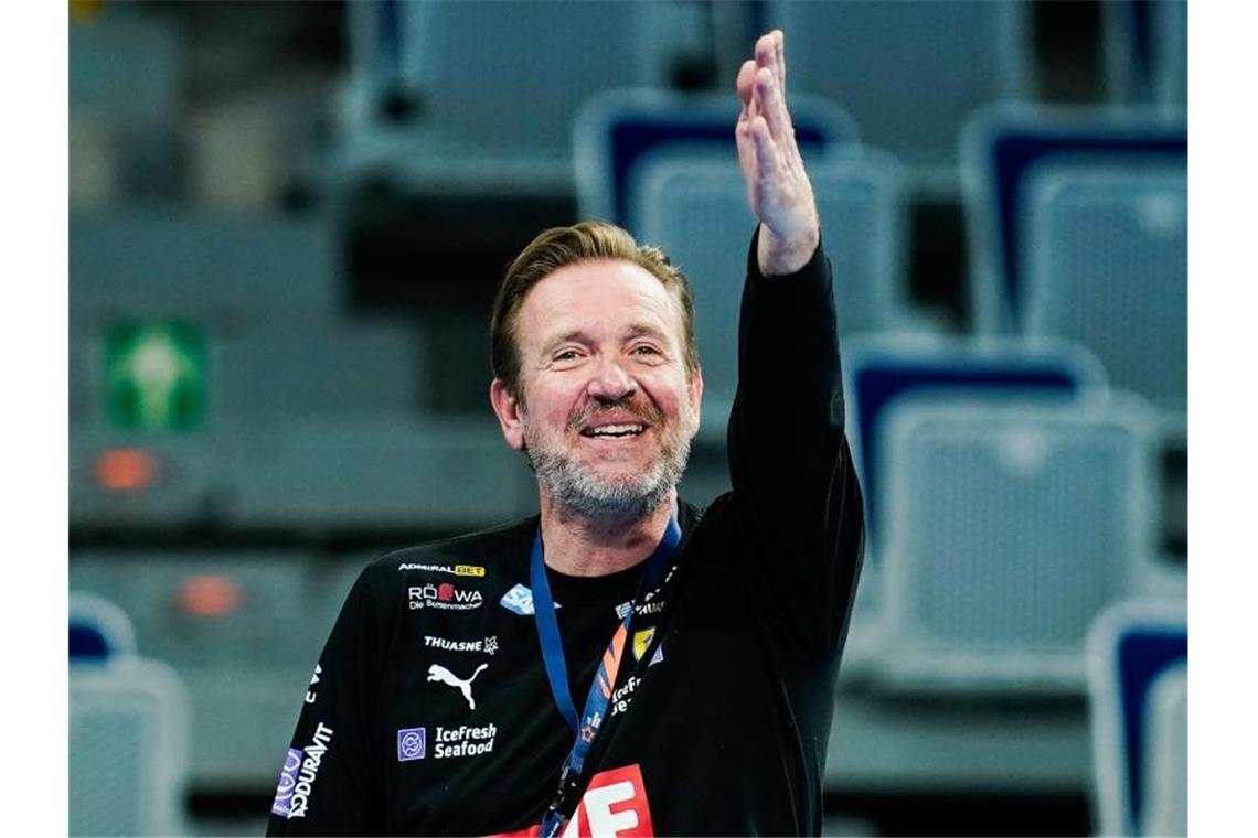 Löwen-Coach schließt Rückkehr auf Trainerbank nicht aus Martin Schwalb, Trainer der Rhein-Neckar Löwen, gestikuliert an der Seitenlinie. Foto: Uwe Anspach/dpa/Archivbild