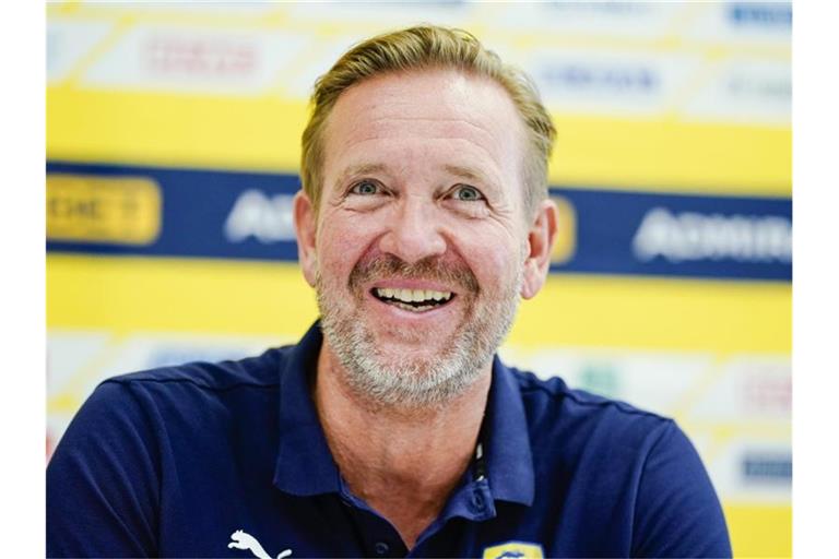 Martin Schwalb, Trainer der Rhein-Neckar Löwen, sitzt bei einer Pressekonferenz. Foto: Uwe Anspach/dpa/Archivbild