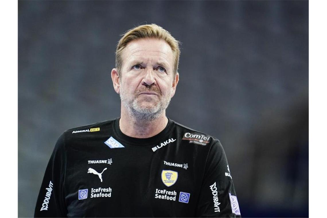 Martin Schwalb, Trainer der Rhein-Neckar Löwen, verlässt das Spielfeld. Foto: Uwe Anspach/dpa/Archivbild