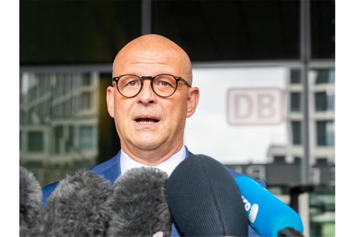 Bahn-Vorstand: Kein Grund für Streik im Personenverkehr Martin Seiler, Personalvorstand der DB, gibt ein Pressestatement. Foto: Christoph Soeder/dpa/Archivbild