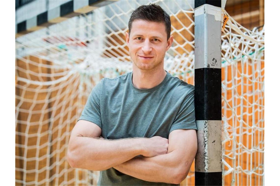 Martin Strobel aus Balingen steht mit einem Handball in der Sparkassen-Arena Balingen. Foto: Tom Weller/dpa/Archivbild