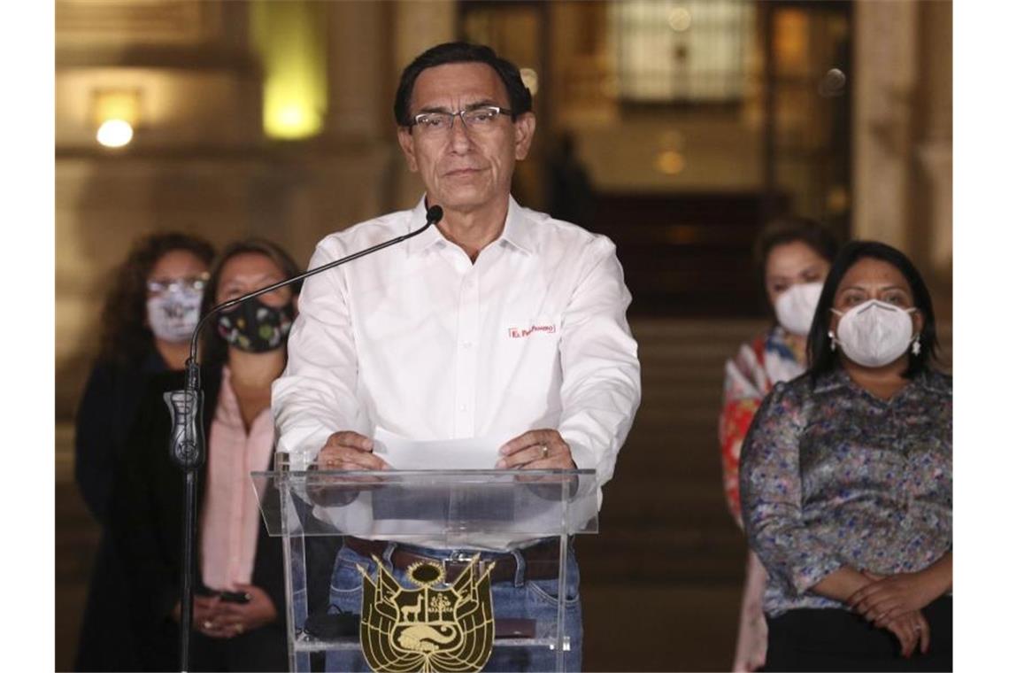 Perus Präsident wird vom Parlament des Amtes enthoben Martín Vizcarra, Präsident von Peru, spricht vor dem Präsidentenpalast, nachdem er seines Amtes enthoben worden ist. Foto: Martin Mejia/AP/dpa