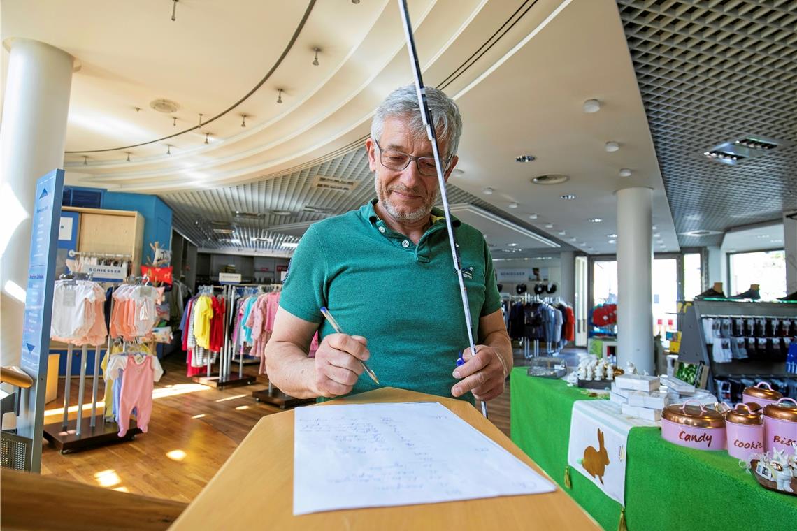 „Kleiner Schritt zurück zur Normalität“ Martin Windmüller vom Betten und Wäschehaus in Backnang misst die Raummaße seines Geschäfts. Foto: A. Becher