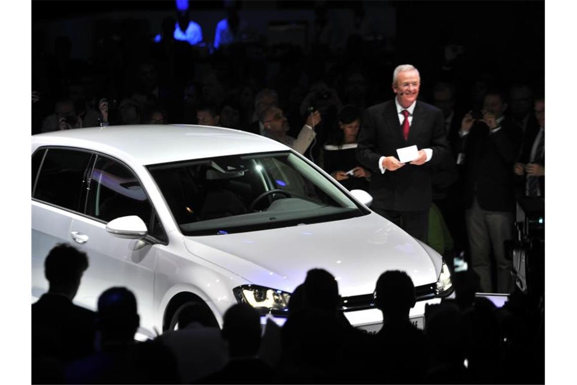 Martin Winterkorn, der ehemalige Vorstandsvorsitzende der Volkswagen AG, spricht bei der Präsentation des VW Golf 7 in der Nationalgalerie in Berlin. Am 24. Oktober 2019 stellt Volkswagen den neuen Golf 8 vor. Foto: Michael Hanschke/dpa