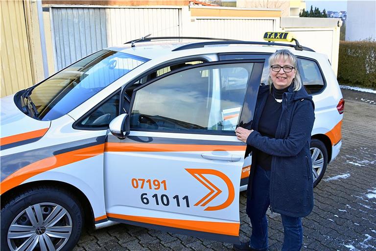 Martina Görlich von Taxi Dzieciol kutschiert die Backnanger schon seit fast 40 Jahren von A nach B. Foto: Tobias Sellmaier