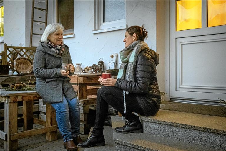 Martina Maier (links) und Nadine Dietrich (rechts) sind Nachbarinnen in Allmersbach am Weinberg. Regelmäßig treffen sie sich auf einen „Treppenkaffee“ für ein Schwätzchen. Foto: A. Becher