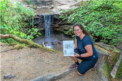 Martina Nowak hat die Touren illustriert – hier zeigt sie ihr Skizzenheft mit der Zeichnung, die beim Hörschbachwasserfall entstanden ist.