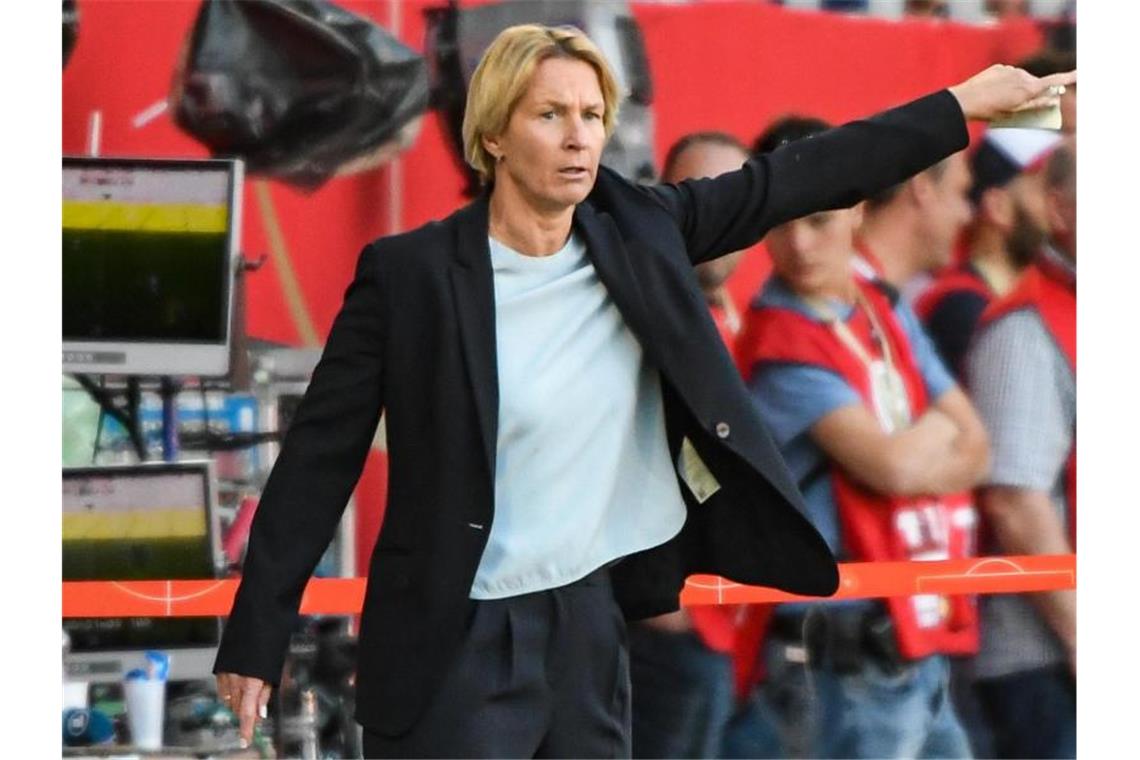 Deutsche Fußballerinnen schlagen Chile Martina Voss-Tecklenburg gibt am Spielfeldrand den Ton an. Foto: Armin Weigel
