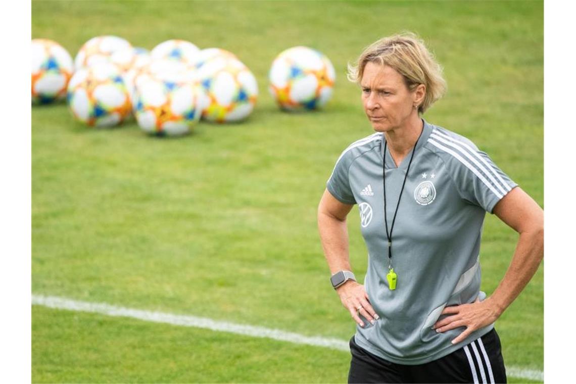 Das bringt der Sonntag bei der Frauenfußball-WM Martina Voss-Tecklenburg, Trainerin der deutschen Frauenfußball-Nationalmannschaft, steht auf dem Trainingsplatz. Foto: S. Gollnow/dpa