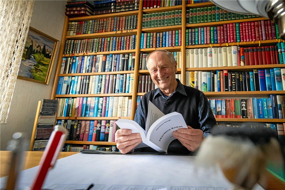 „Martins Enkel“, der vierte Teil einer Generationen umspannenden Familiensaga, ist das bislang jüngste Werk von Manfred Ronge. Er arbeitet aber bereits an einer weiteren Fortsetzung. Foto: Alexander Becher