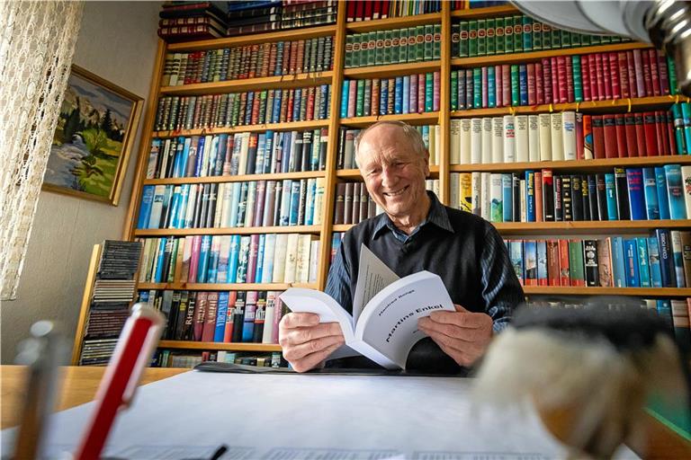 „Martins Enkel“, der vierte Teil einer Generationen umspannenden Familiensaga, ist das bislang jüngste Werk von Manfred Ronge. Er arbeitet aber bereits an einer weiteren Fortsetzung. Foto: Alexander Becher