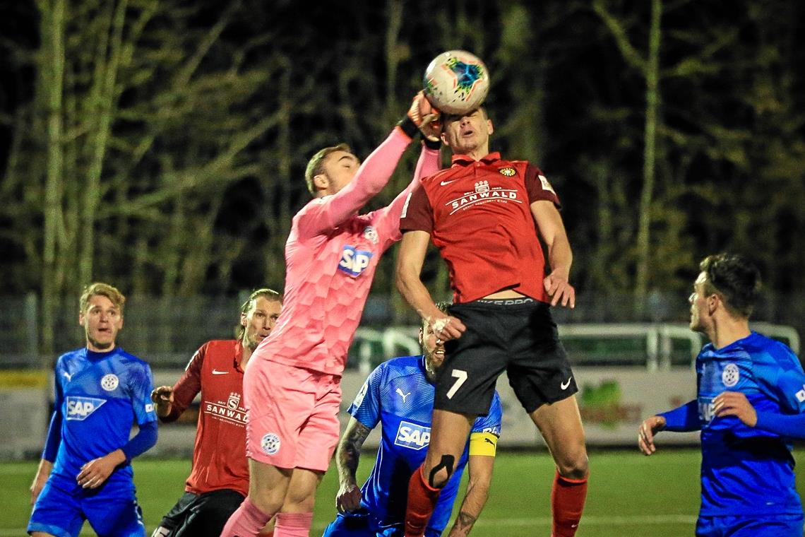 Marvin Cuni (rotes Trikot) und Großaspach lieferten sich mit Walldorf ein ganz enges Duell. Am Ende hatte die SG knapp die Nase vorn.  Foto: A. Becher